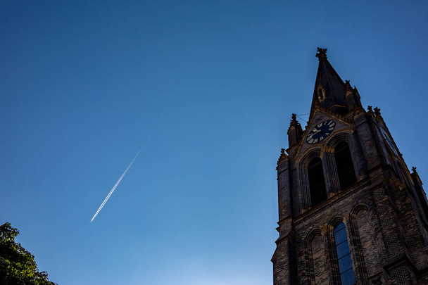 Голубое небо с самолетной трассой и кафтаном
 - Фото, изображение