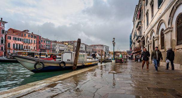 Лодка торговца рыбой на затопленном Гранд-канале в Венеции, Италия, 26 ноября 2018 года
 - Фото, изображение