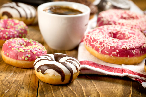 Słodki American donuts na stół i filiżankę kawy - Zdjęcie, obraz