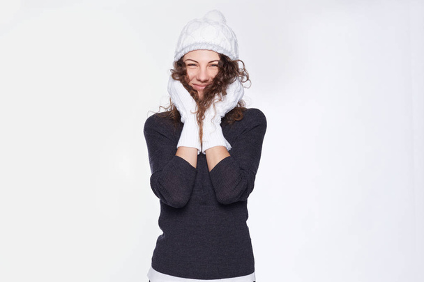L'hiver arrive ! Jolie dame blanche à la mode abattage heureux de la vente saisonnière finale dans la boutique préférée, habillé dans de nouveaux accessoires de marque, prêt pour les temps froids, posant sur le mur blanc studio blanc
. - Photo, image