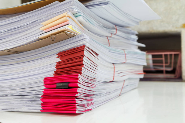 Крупним планом бізнес-документи стоять на столі, стек звітів
 - Фото, зображення