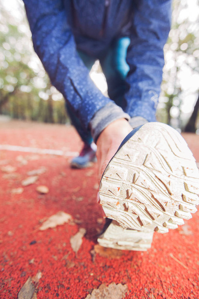 Primer plano del zapato deportivo de mujer fitness mientras hace ejercicio al aire libre
 - Foto, Imagen