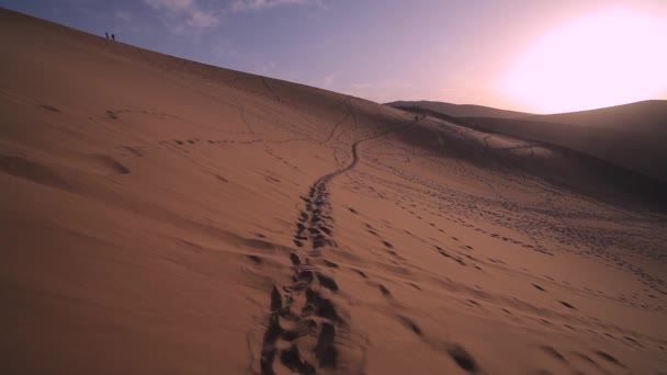Fußspuren in Wüste, China, Gobi - Filmmaterial, Video