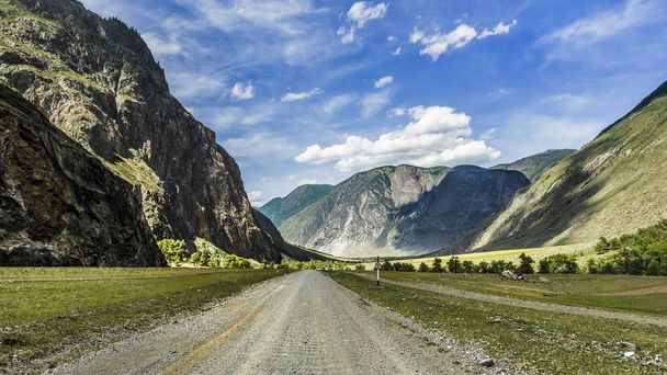 Beautiful views and landscape of Altai nature. Perspective of the road and highway in Altai, against the backdrop of majestic mountains and rocks. - Foto, afbeelding