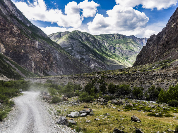 Beautiful views and landscape of Altai nature. Perspective of the road and highway in Altai, against the backdrop of majestic mountains and rocks. - Foto, imagen