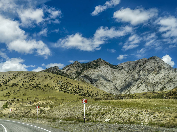 Belas vistas e paisagem da natureza Altai. Perspectiva da estrada e rodovia em Altai, contra o pano de fundo de majestosas montanhas e rochas
. - Foto, Imagem