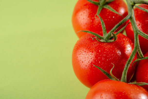 Branche de tomates avec goutte d'eau
 - Photo, image
