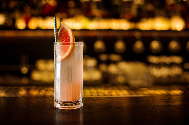 Elegant glass of bright fresh sweet and sour fruit alcoholic cocktail - Foto, Imagem