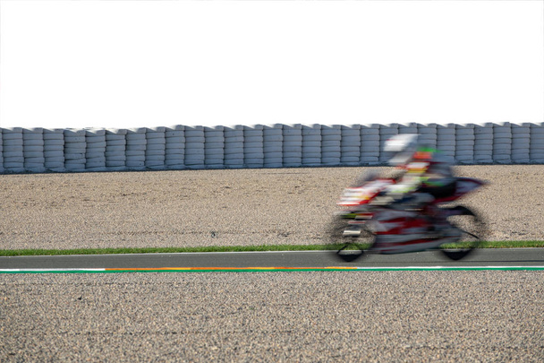 Vista de perfil de motocicleta borrosa compitiendo en circuito de carreras con espacio en blanco en la parte superior
 - Foto, imagen