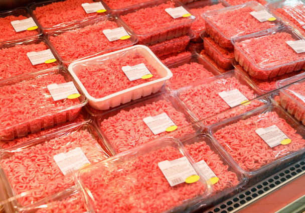 Mostrar productos crudos de carne en un supermercado
 - Foto, imagen