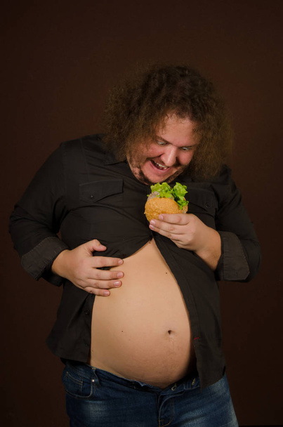 Dieta a nezdravé jídlo. Legrační tlustý muž. - Fotografie, Obrázek