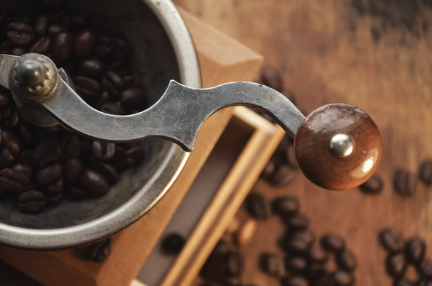 Régi vintage kávédaráló kávé egy fából készült asztal szemek. retro stílusú. Másol-hely. szelektív összpontosít. - Fotó, kép