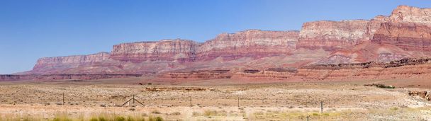 Τα Vermilion Cliffs είναι απότομοι γκρεμοί διαβρωμένα που αποτελείται κυρίως από ψαμμίτη, ποικίλες, ασβεστολιθικά και σχιστολιθικά που αυξάνονται όσο 3.000 πόδια πάνω από τις βάσεις τους. Τα ιζηματογενή πετρώματα έχουν διαβρωθεί βαθιά για εκατομμύρια χρόνια, εκθέτοντας  - Φωτογραφία, εικόνα
