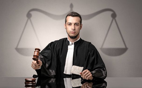 Elbise karar vermede genç yargıç - Fotoğraf, Görsel