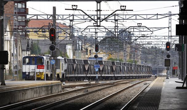 yük treni ile tren istasyonu - Fotoğraf, Görsel
