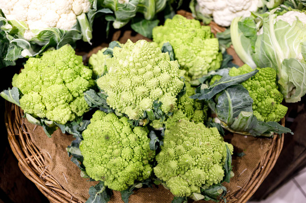 Assortiment de légumes frais au marché
 - Photo, image