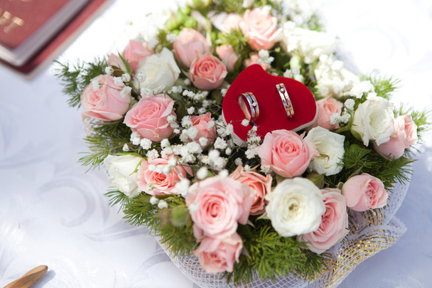 wedding rings in flowers - Foto, Bild
