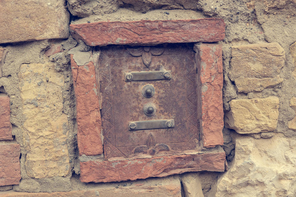 Ρουστίκ παλαιά πόρτα κουδούνι σε πέτρα και τούβλα γίνονται πρόσοψη. - Φωτογραφία, εικόνα