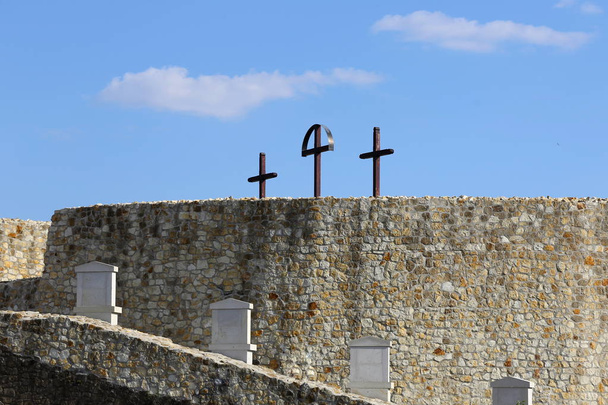 Kalvárie s malým památky každé křížová a 3 kříže na vrcholu Kalvárie - Fotografie, Obrázek