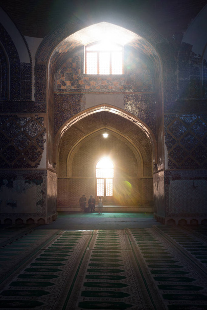 Linseneffekte mit Licht in einer Moschee. Moschee. Sehenswürdigkeiten in der Gemeinde Tabriz County. Roadtrip nach Tabriz im iranischen Azerbaijan. - Foto, Bild