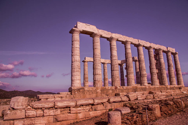 De tempel van Poseidon en een boom. Kaap Sounion, Griekenland - Foto, afbeelding