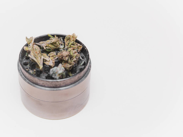 Triturador de aço com flor de cannabis verde (botões) dentro
. - Foto, Imagem