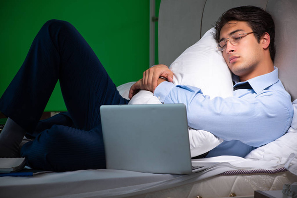 Молодой бизнесмен в состоянии стресса в спальне ночью - Фото, изображение
