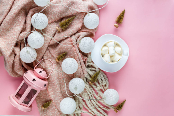 warmer, gemütlicher Winterschal, Leuchtkasten auf Pastell und Tasse Kaffee mit marshmallow rosa Hintergrund. Weihnachten, Neujahr Konzept flach gelegt. Hallo Wintertitel - Foto, Bild