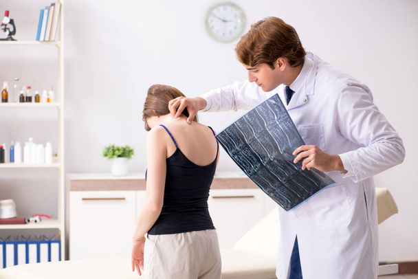 Radiologista masculino detectando a causa da doença
    - Foto, Imagem