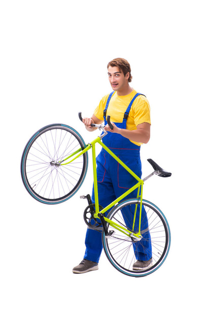 Man repareren van zijn fiets geïsoleerd op witte achtergrond - Foto, afbeelding