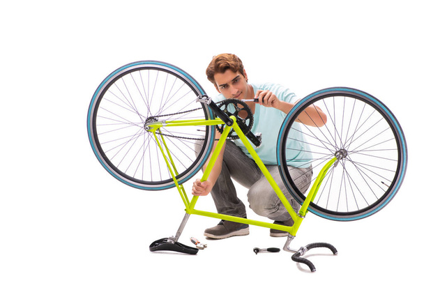 白い背景に隔離された自転車を修理する男 - 写真・画像