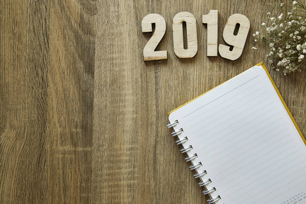 Концепція робочої мети Новий рік 2019 Фонова рамка робочого простору на дерев'яному фоні. плоский прокладка
 - Фото, зображення