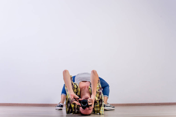 different photographer poses: bending, squatting, lying down - Foto, imagen