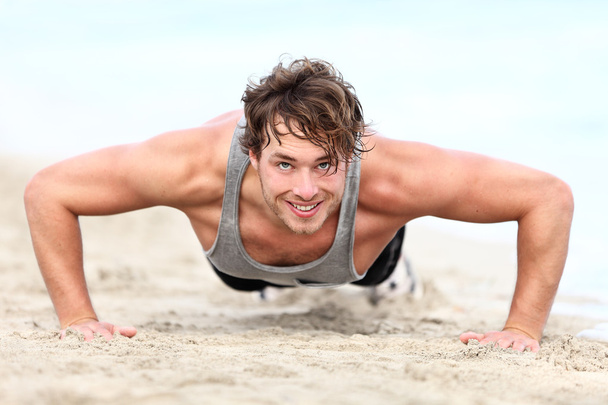 fitness man exercising push ups - Zdjęcie, obraz