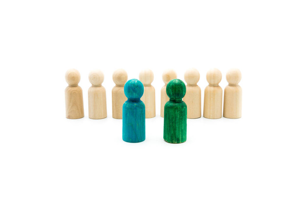 Faszobrok üzleti csapatként sorban áll a tömegből, elszigetelt fehér background kék és zöld számok. Fogalmi kép vezetés és más - Fotó, kép