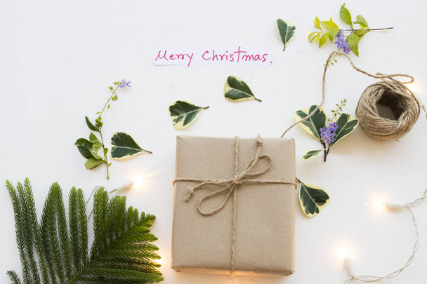 подарочная коробка для особых в Рождество и Новый год праздник день с веселой рождественской открытки почерк и украсить свет на фоне белого
 - Фото, изображение