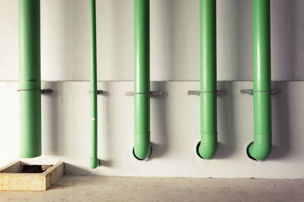 tubo per il controllo del sistema di tubazioni dell'acqua e sistema di controllo antincendio nell'edilizia industriale o nell'edilizia aziendale
. - Foto, immagini