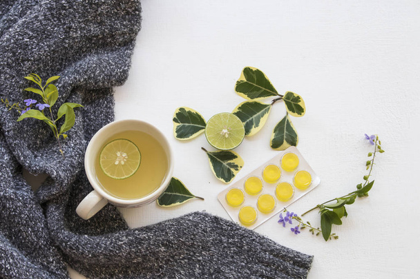 mezclar miel limón bebidas saludables, pastilla con suéter tejer lana de la mujer estilo de vida relajarse en la temporada de invierno sobre fondo blanco
 - Foto, imagen