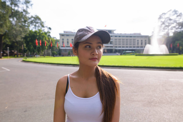 Mladé krásné asijské turistické žena v muzeu nezávislosti v Saigonu - Fotografie, Obrázek