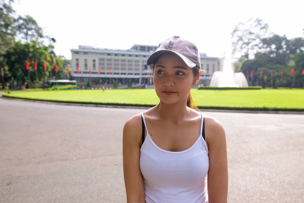 Mladé krásné asijské turistické žena v muzeu nezávislosti v Saigonu - Fotografie, Obrázek