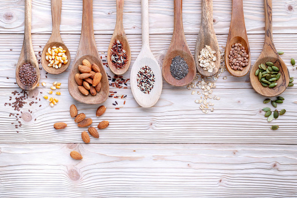 Diferentes tipos de granos y cereales sobre fondo de madera en mal estado. - Foto, Imagen