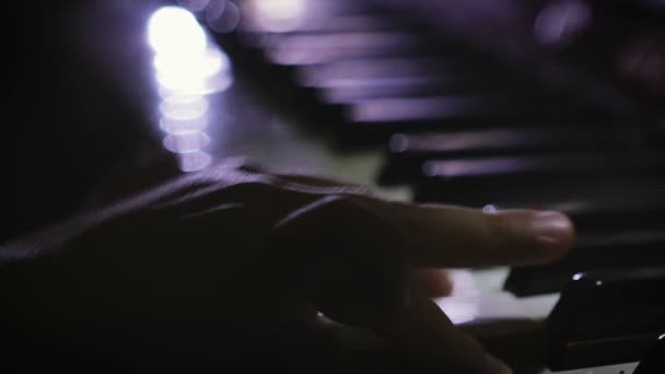 un bambino suona il pianoforte
 - Filmati, video