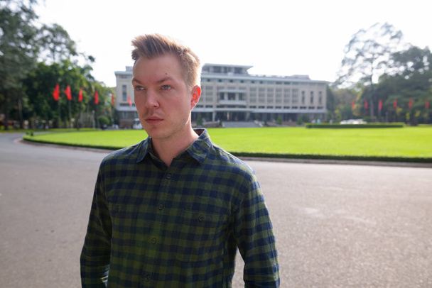 Joven turista guapo en el Museo de la Independencia en Saigón
 - Foto, imagen