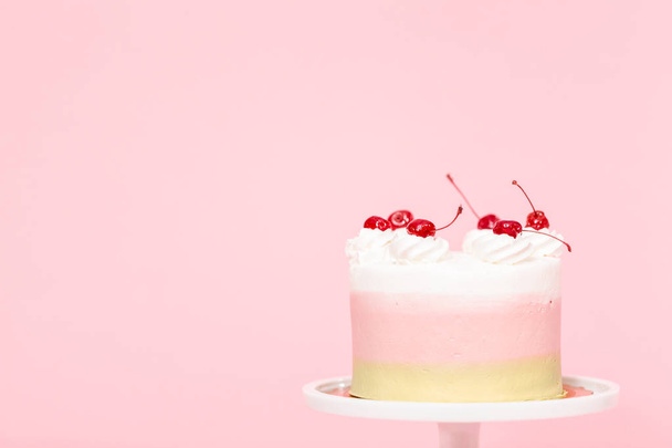 Gâteau d'anniversaire Spumoni sur fond rose
. - Photo, image