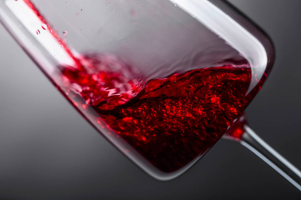 červené víno se nalije do sklenice na víno. - Fotografie, Obrázek