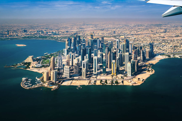 Widok na miasto Doha, Katar z okna samolotu - Zdjęcie, obraz