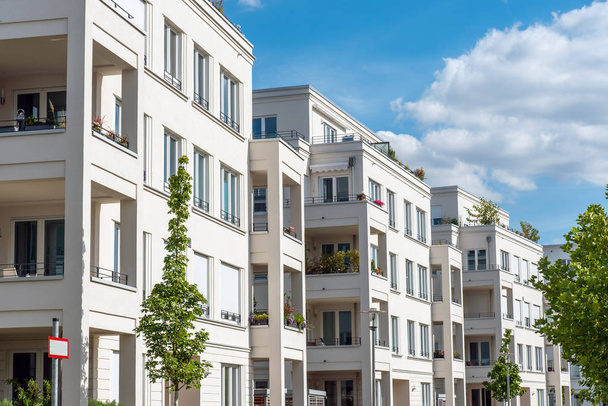 Fila de casas de apartamentos modernas blancas vistas en Berlín, Alemania
 - Foto, Imagen