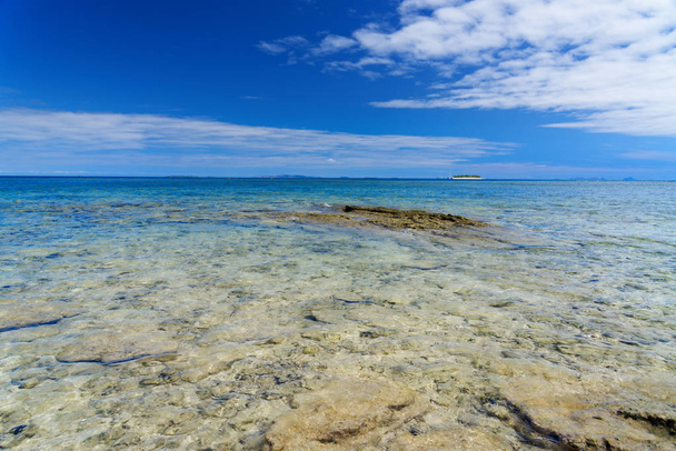 Água do mar azul-turquesa ao largo das ilhas de Fiji
 - Foto, Imagem