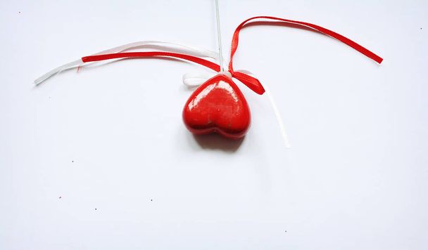 Valentines background with red heart - Φωτογραφία, εικόνα