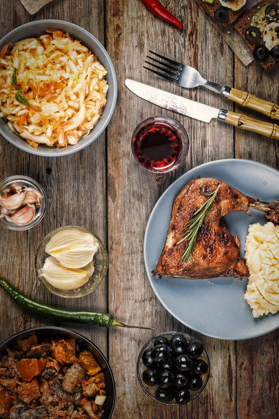 Amerikai konyha, vacsora asztal, sült csirkemell, párolt gomba - Fotó, kép